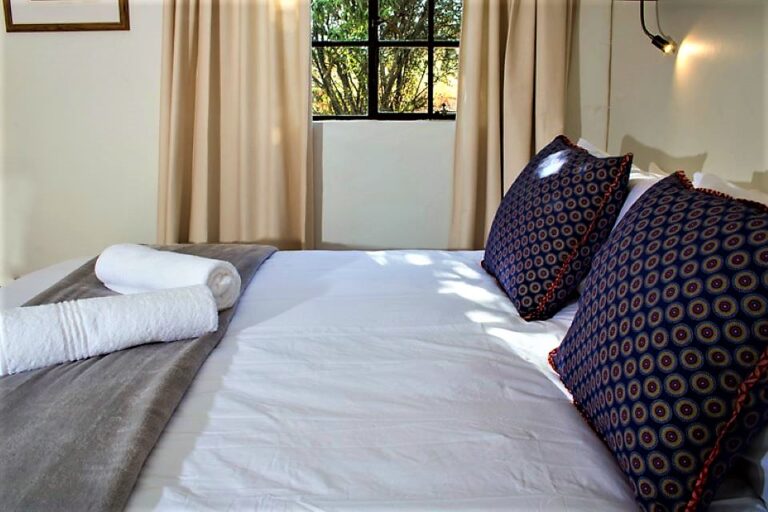 Khayalethu Cottage bedroom 768x512