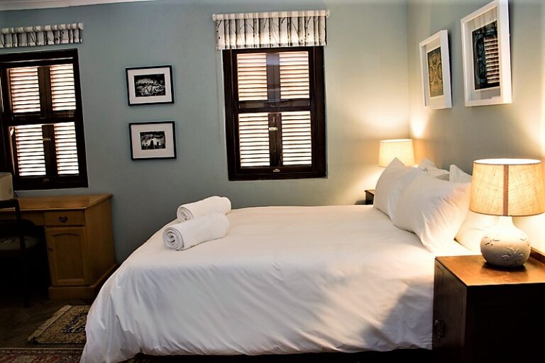 Trengwainton Cottage bedroom 768x512